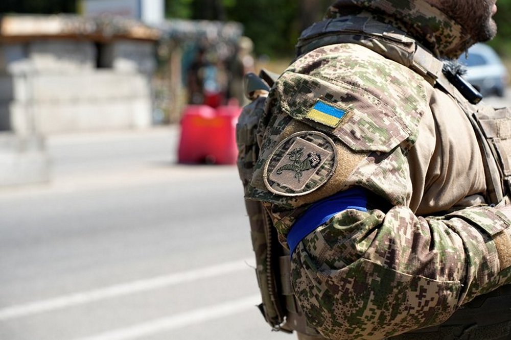 Окупанти вдарили по блокпосту на Харківщині дроном "Молнія" – п’ятеро постраждалих 1 Окупанти вдарили по блокпосту на Харківщині дроном "Молнія" – п’ятеро постраждалих