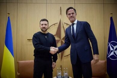 Зеленський провів розмову з генсеком НАТО – які питання обговорювали