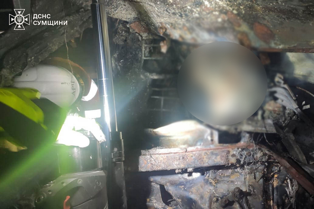 Водії згоріли в масштабній пожежі – жахлива ДТП на Сумщині	