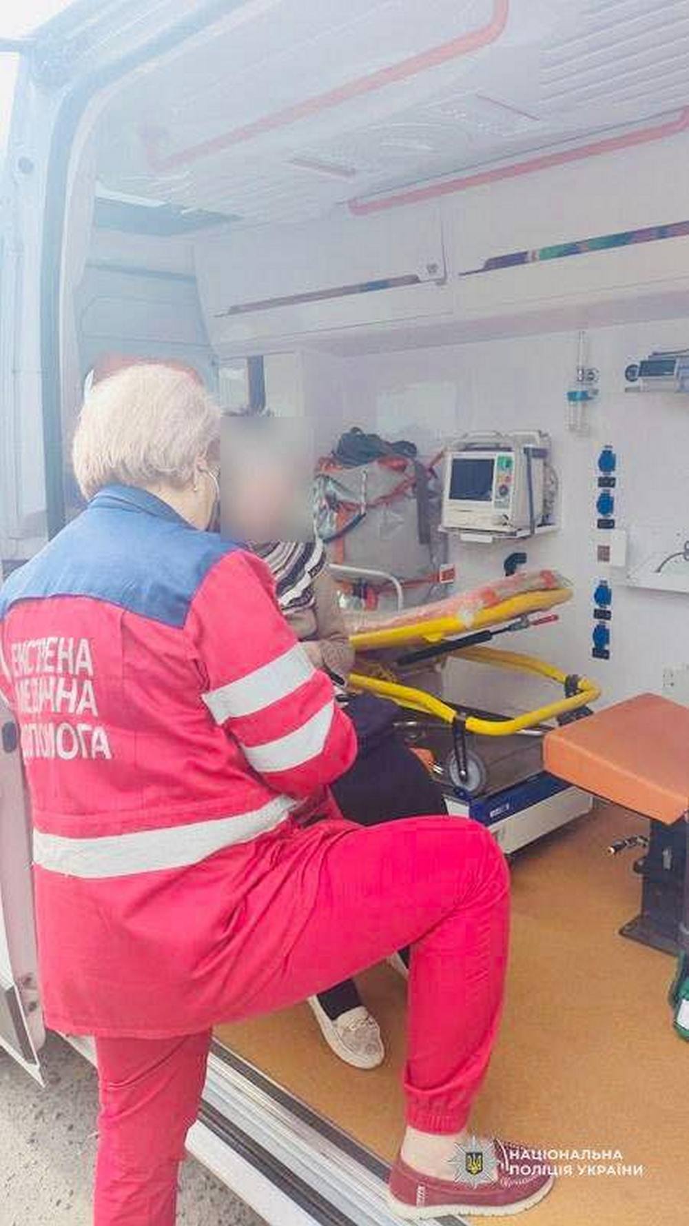Вже почала перелазити через огорожу – на Дніпропетровщині літня жінка хотіла стрибнути у річку