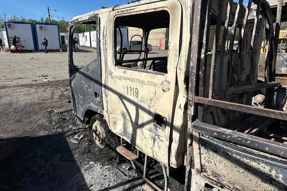 Ворог атакував на Дніпропетровщині базу підприємства, яке ремонтує прифронтові дороги: є поранені, знищена техніка 1 Ворог атакував на Дніпропетровщині базу підприємства, яке ремонтує прифронтові дороги: є поранені, знищена техніка
