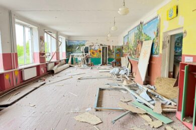 Зруйнували школу і вбили жінку: окупанти скинули 8 бомб на село Річки на Сумщині