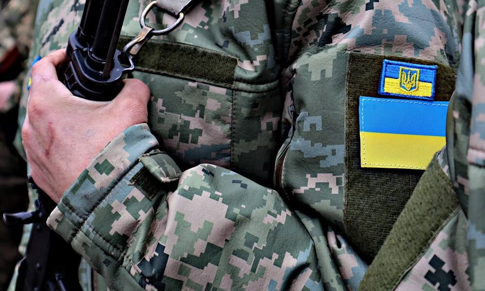 Військовому ТЦК на Харківщині відірвало руку через вибух – що відомо
