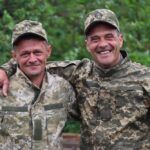 Служать четверо братів, зять і