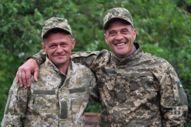 Служать четверо братів, зять і
