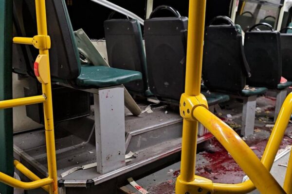 Окупанти вдарили по автобусу з пасажирами у Херсоні і обстріляли багатоповерхівки: 10 поранених (фото)