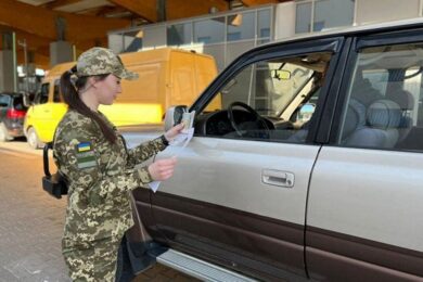 Виїзд жінок за кордон під час війни — обмеження поширюються на три категорії