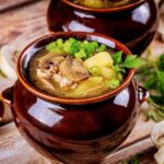 Картопля в горщиках з м'ясом і грибами