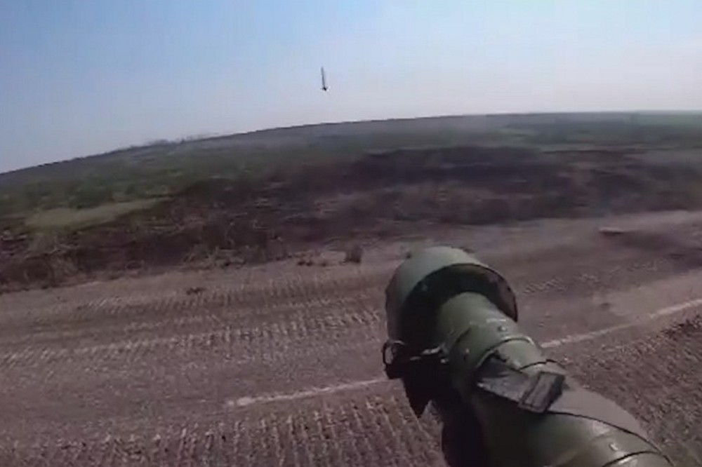Український військовий знищив російський Су-25 з ПЗРК «Ігла» (відео) 1 Український військовий знищив російський Су-25 з ПЗРК «Ігла» (відео)