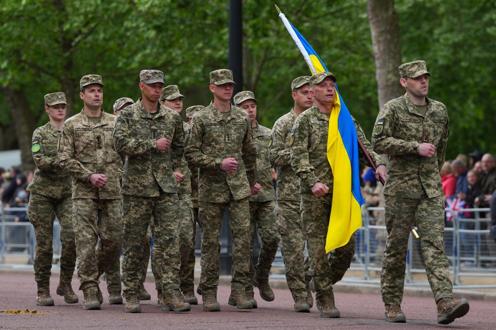 Українські військові взяли участь у параді до Дня Перемоги в Лондоні 4