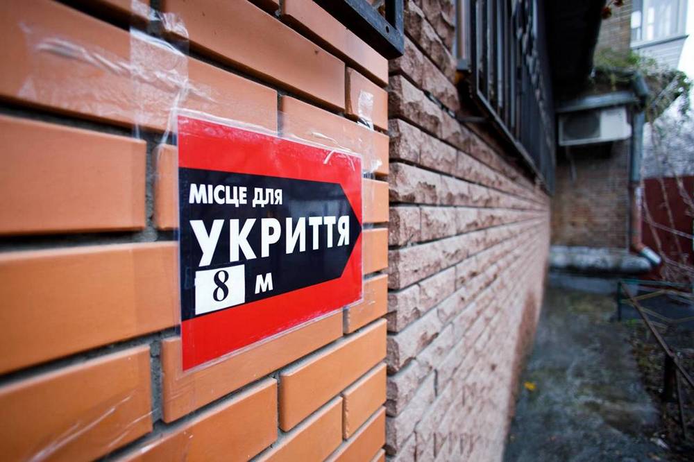 Чоловік намагався скоїти самогубство в укритті під час атаки у Києві