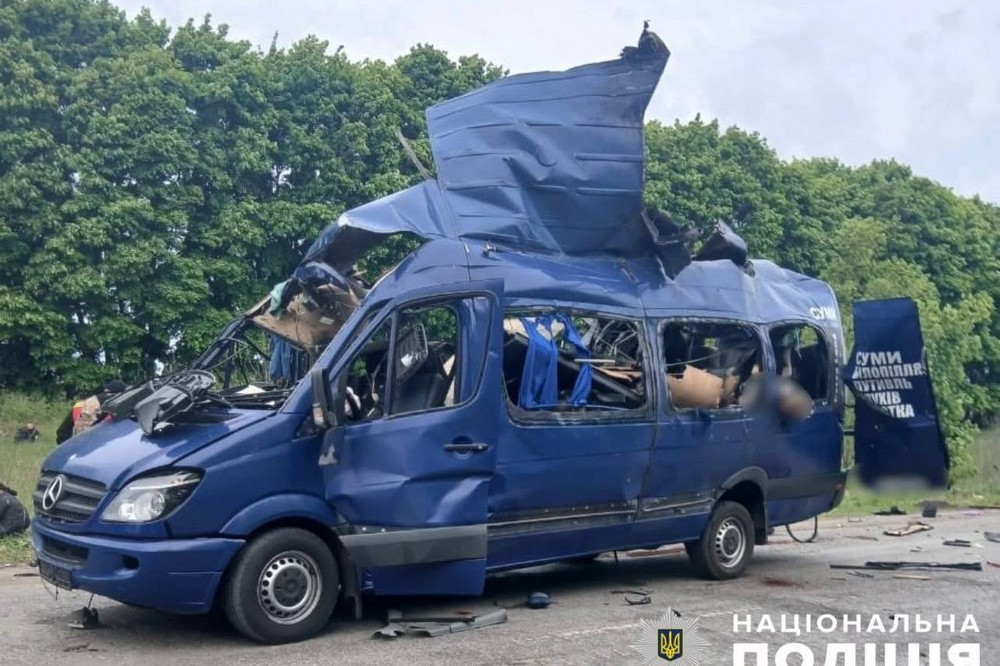 Жахлива ворожа атака по рейсовому автобусу на Сумщині: є загиблі та поранені 1 Жахлива ворожа атака по автобусу на Сумщині 2
