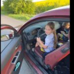 «Соня, тормоз!!!»: батько посадив маленьку доньку за кермо авто, а сам знімав – треш на Львівщині (відео)