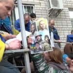 До сліз: мама вперше за 27 місяців почула новини про зниклого безвісти сина (відео)