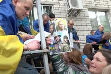 До сліз: мама вперше за 27 місяців почула новини про зниклого безвісти сина (відео)