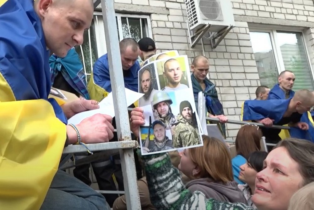 До сліз: мама вперше за 27 місяців почула новини про зниклого безвісти сина (відео) 1 До сліз: мама вперше за 27 місяців почула новини про зниклого безвісти сина (відео)
