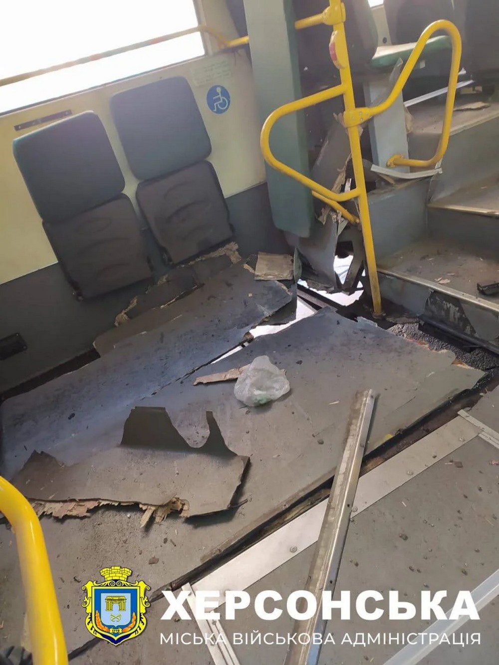 Окупанти вдарили по автобусу з пасажирами у Херсоні і обстріляли багатоповерхівки: 10 поранених (фото)