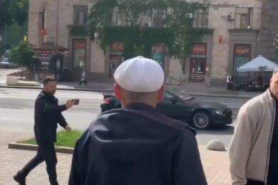 «Я депутат»: п’яний чоловік хотів підійти до Зеленського на Хрещатику (відео)