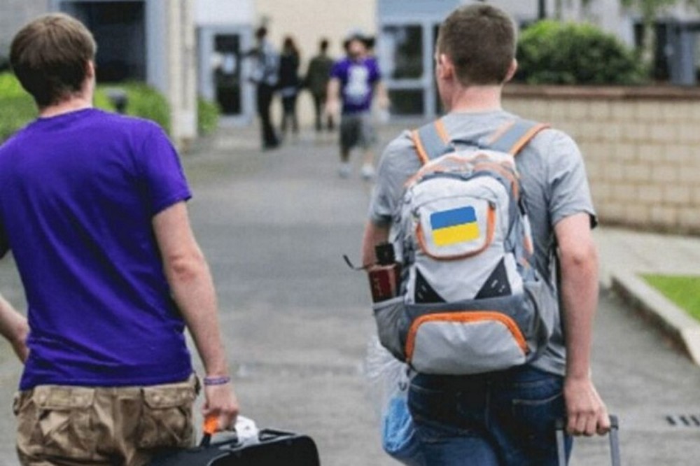 Виїзд за кордон хлопців 11-класників прокоментували у МОН 1 Виїзд за кордон хлопців 11-класників прокоментували у МОН