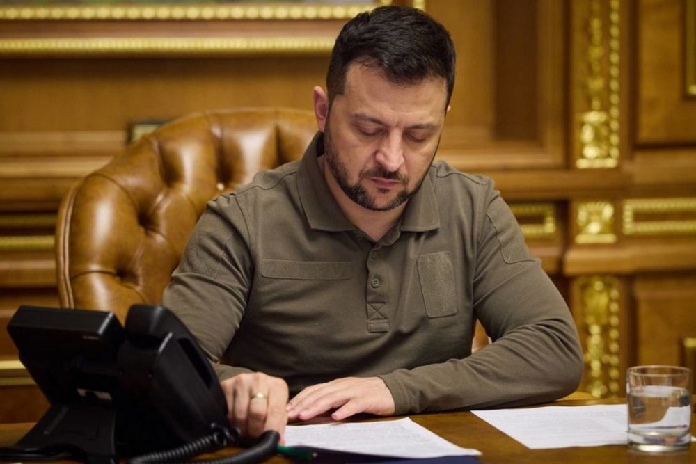 Зеленський офіційно затвердив склад української делегації для переговорів з РФ у Стамбулі 1 Володимир Зеленський офіційно затвердив склад української делегації для переговорів з РФ у Стамбулі.
