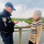 Вже почала перелазити через огорожу – на Дніпропетровщині літня жінка хотіла стрибнути у річку