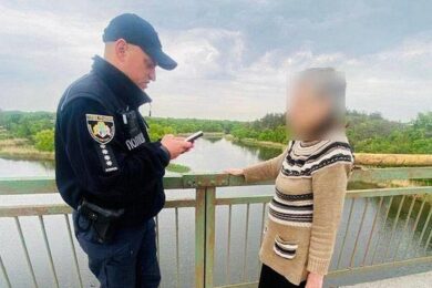 Вже почала перелазити через огорожу – на Дніпропетровщині літня жінка хотіла стрибнути у річку