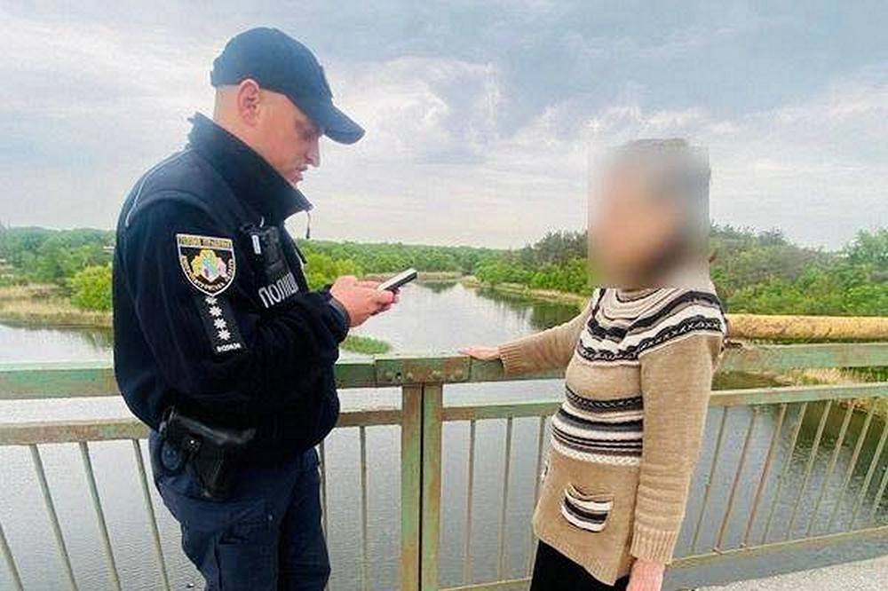 Вже почала перелазити через огорожу – на Дніпропетровщині літня жінка хотіла стрибнути у річку