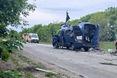 Окупанти вбили сім’ю з трьох людей – Зеленський розповів деталі удару по автобусу на Сумщині