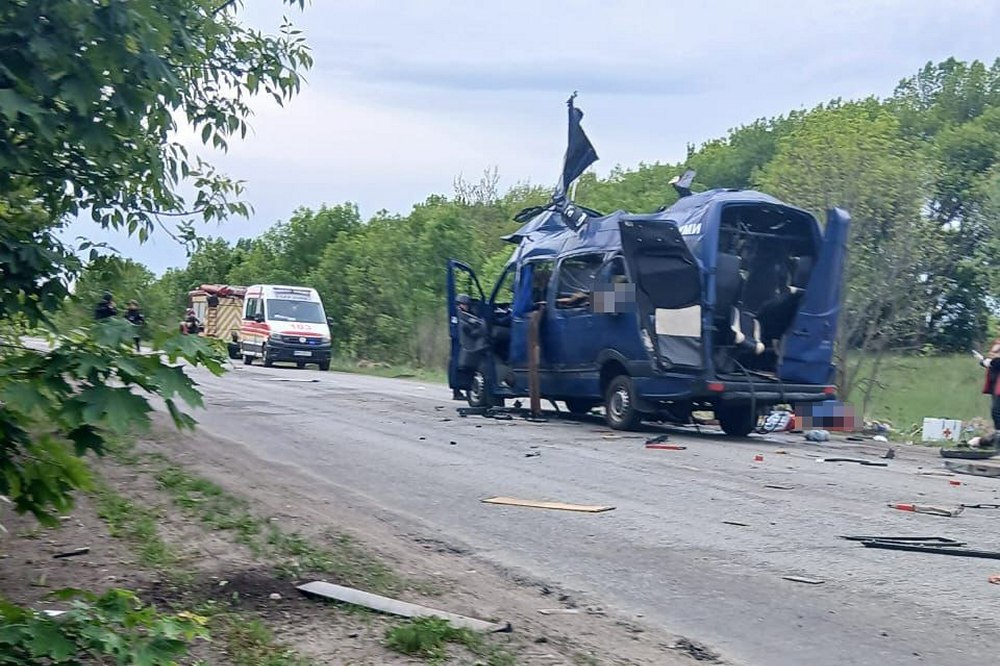 Окупанти вбили сім’ю з трьох людей – Зеленський розповів деталі удару по автобусу на Сумщині 1 Окупанти вбили сім’ю з трьох людей – Зеленський розповів деталі удару по автобусу на Сумщині