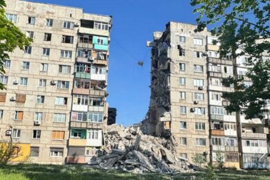Скинули бомби на багатоповерхівки вночі, жінку придавило залізобетонною плитою: знову жертви і поранені на Донеччині