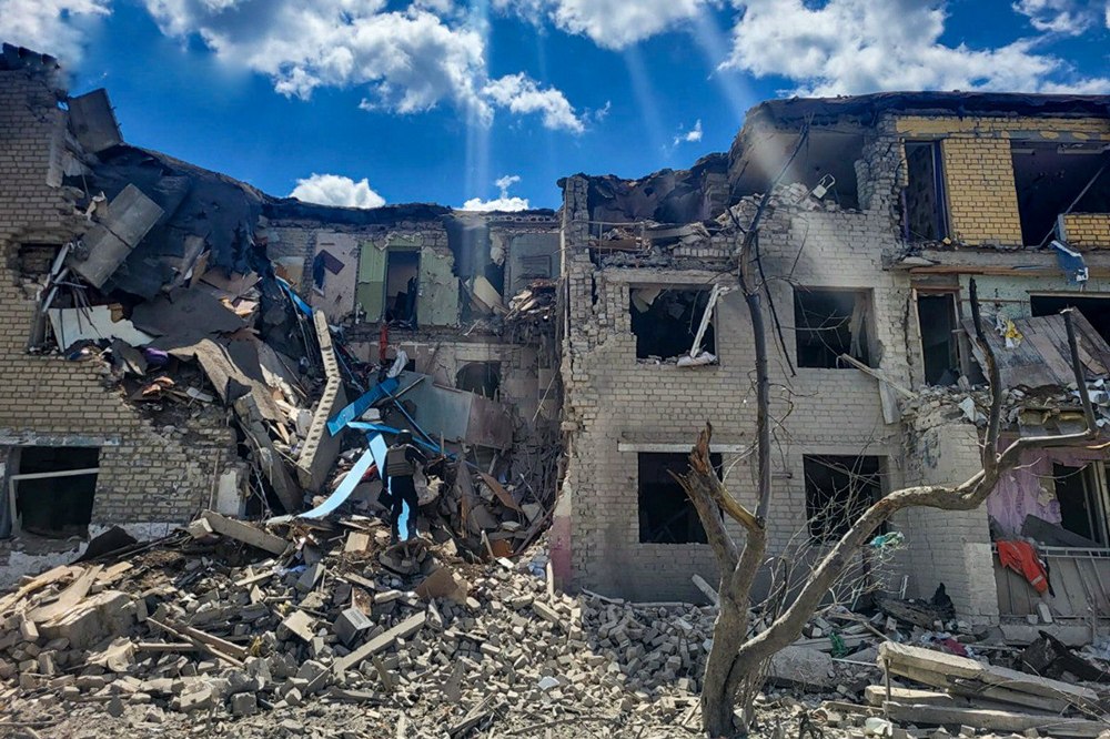 Ворог вгатив КАБами та РСЗВ по Куп'янщині: моторошні фото смертельного обстрілу 1 Ворог вгатив КАБами та РСЗВ по Куп'янщині: моторошні фото смертельного обстрілу