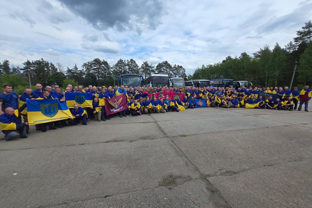 Великий обмін полоненими 24 травня - Україна повернула 307 воїнів (фото) 1 Великий обмін полоненими 24 травня - Україна повернула 307 воїнів (фото)