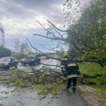 Град розміром з горіх, вітер валить дерева, сильні зливи – потужний шторм шириться Україною