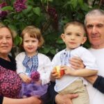 Допомога для людей пенсійного віку, які э опікунами неповнолітніх дітей – куди звертатися
