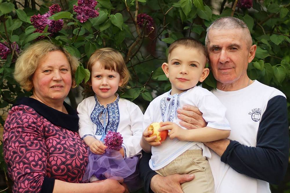 Допомога для людей пенсійного віку, які є опікунами неповнолітніх дітей – куди звертатися