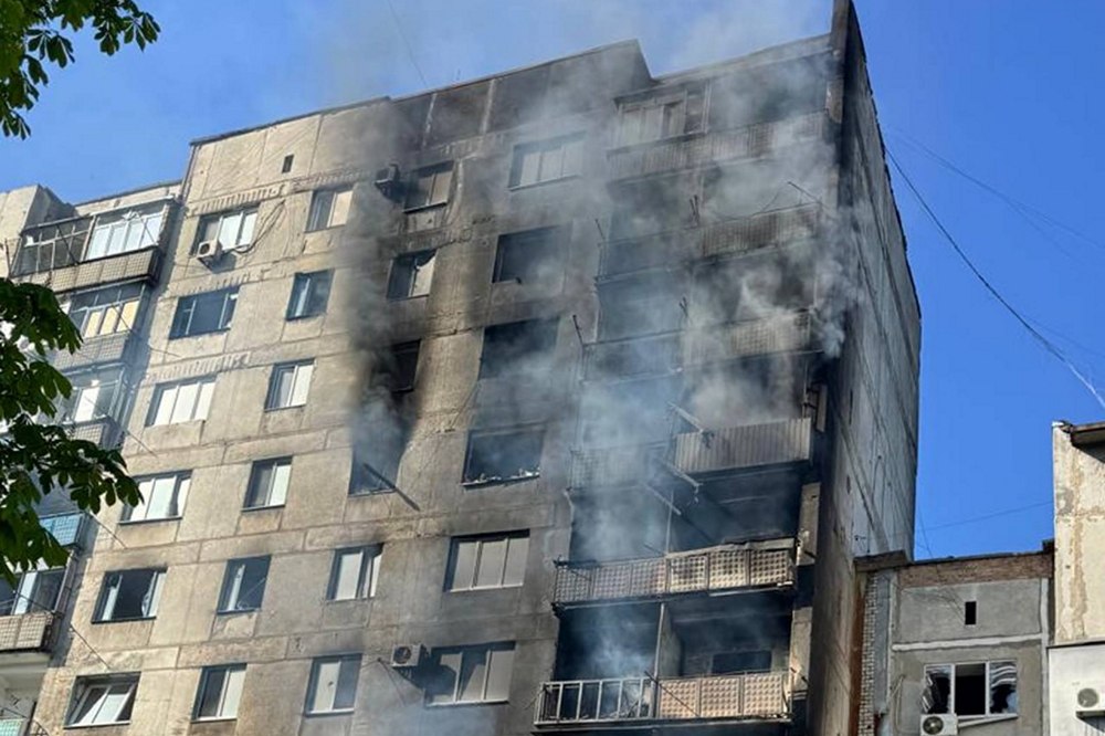 Скинули бомби на багатоповерхівки вночі, жінку придавило залізобетонною плитою: знову жертви і поранені на Донеччині