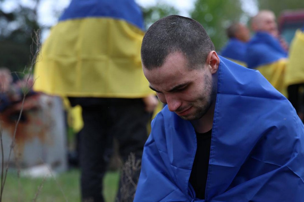 Відбувся великий обмін полоненими 6 травня: Україна повернула 205 воїнів (фото) 1 Відбувся великий обмін полоненими 6 травня: Україна повернула 205 воїнів (фото)