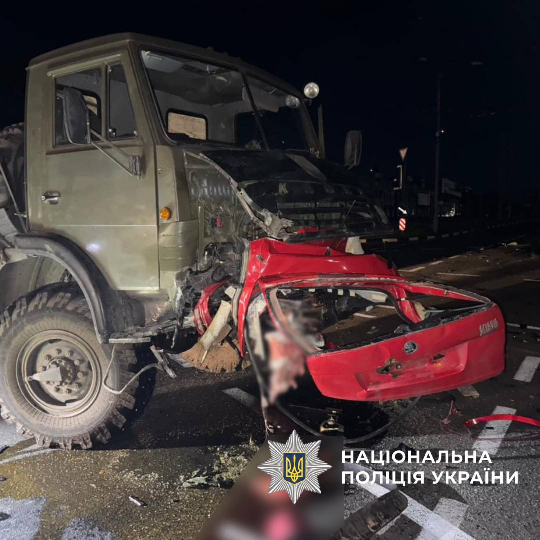 Легкових влетів під автоцистерну, загинули всі – моторошна ДТП у Харкові (фото)
