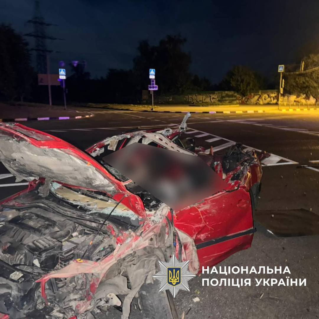 Легкових влетів під автоцистерну, загинули всі – моторошна ДТП у Харкові (фото)