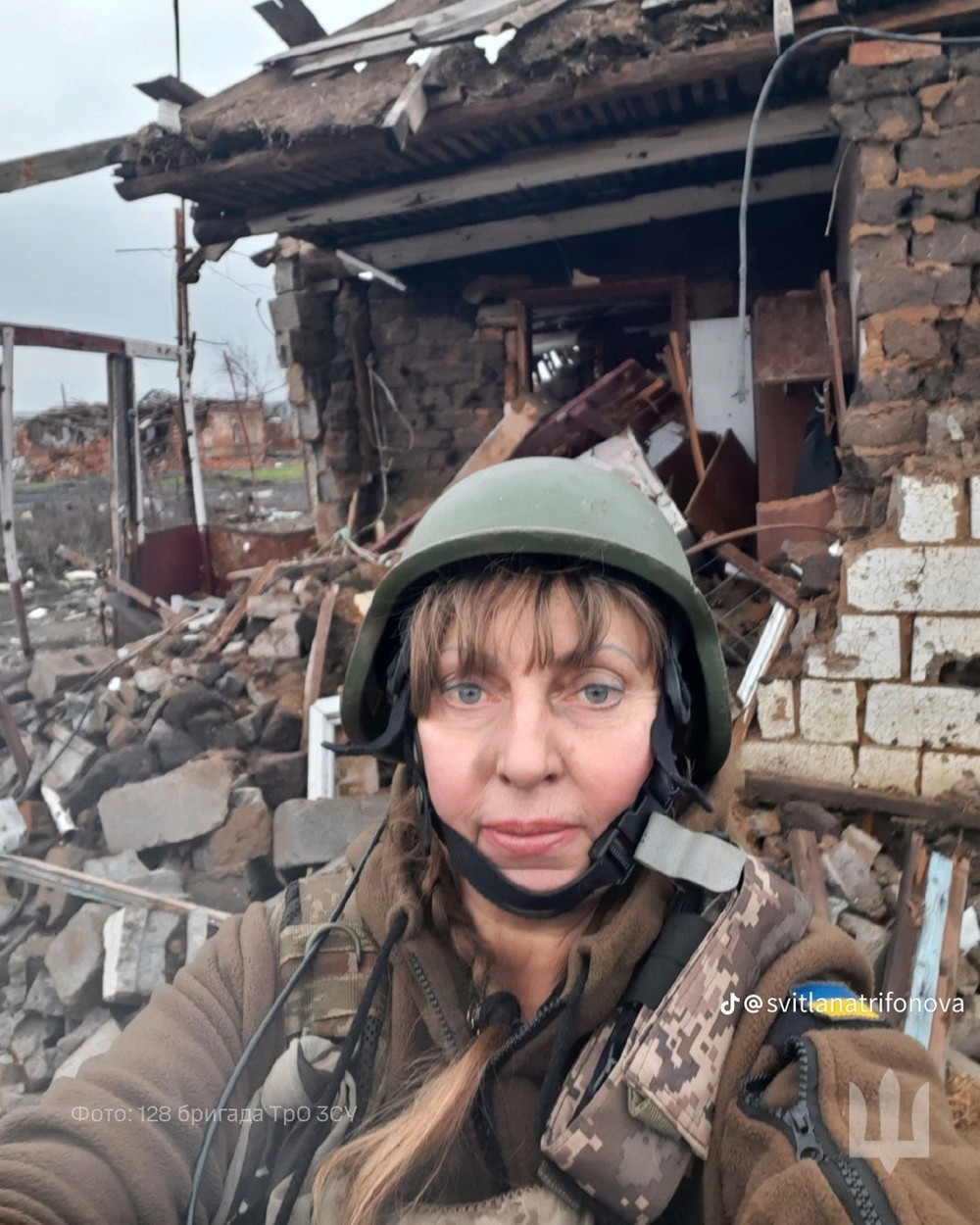 Українська медсестра знищила групу окупантів пострілом з гранатомета і врятувала підрозділ від оточення на Запорізькому напрямку. Раніше жінка працювала у лікарні імені Мечникова у Дніпрі. Її син загинув під Бахмутом… Днями командир 128 бригади ТрО "Дике Поле" вручив Світлані нагороду - Хрест Сухопутних військ.