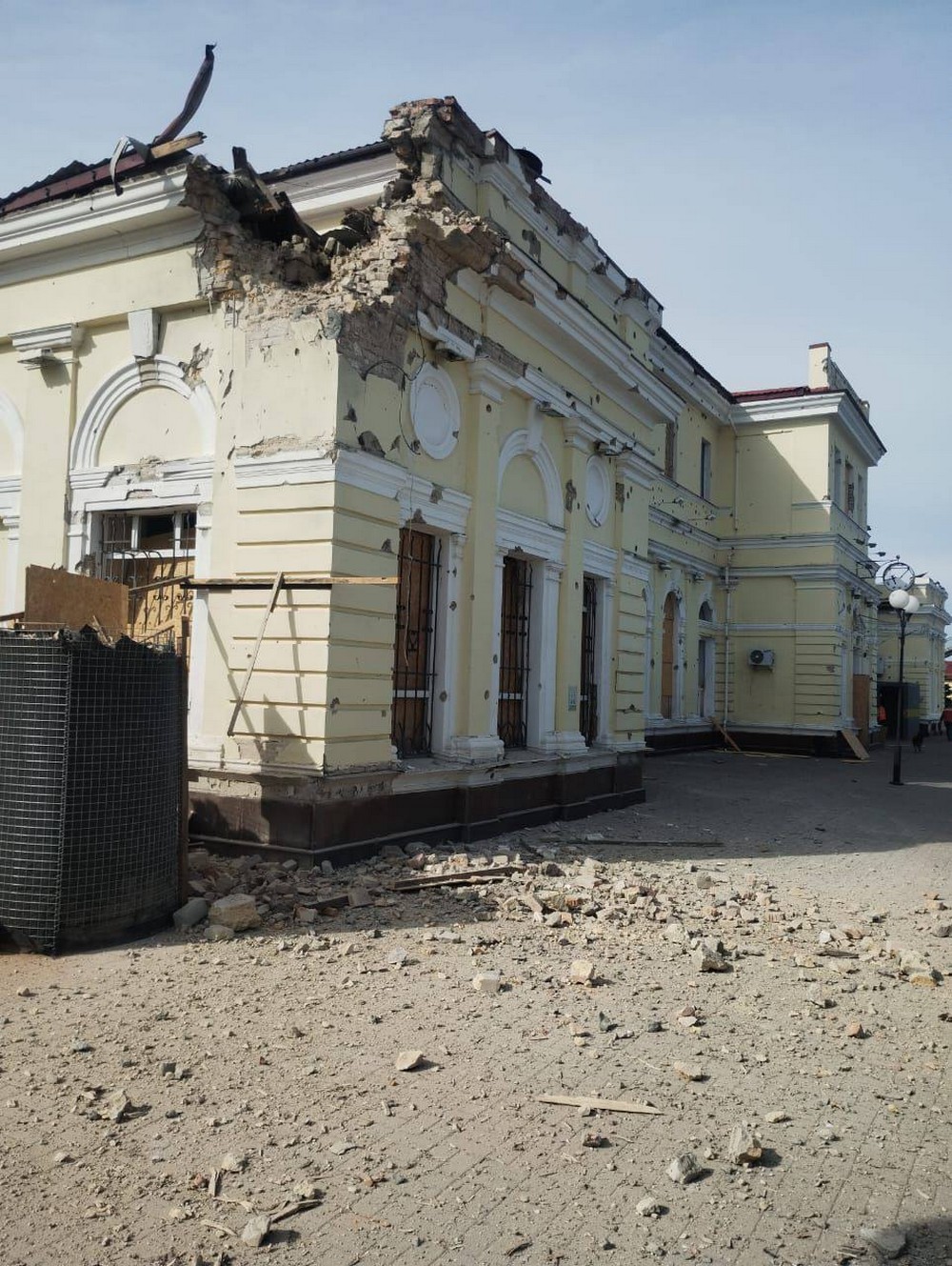 Окупанти вдарили по вокзалу Херсона сьогодні