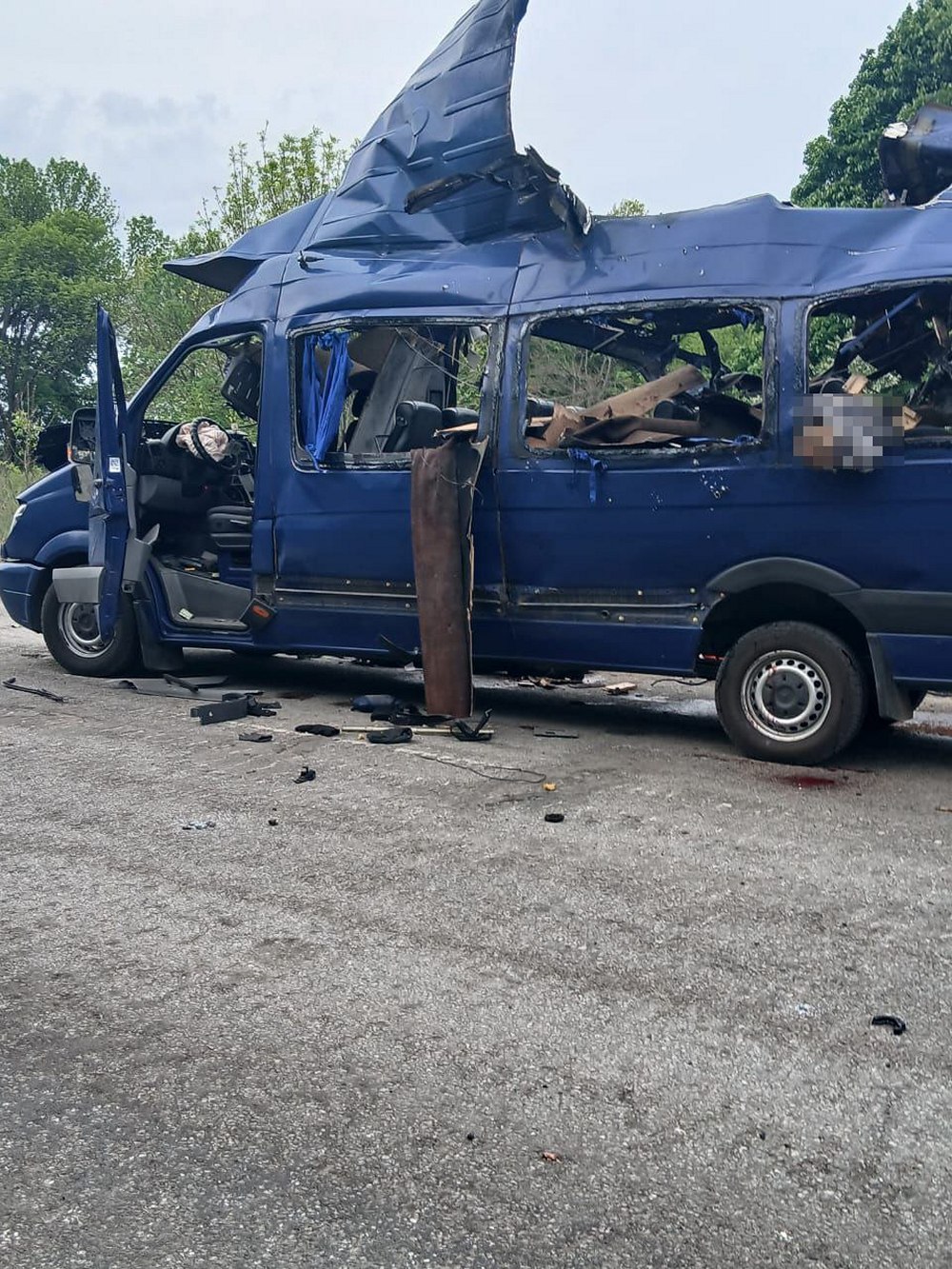 Окупанти вбили сім’ю з трьох людей – Зеленський розповів деталі удару по автобусу на Сумщині