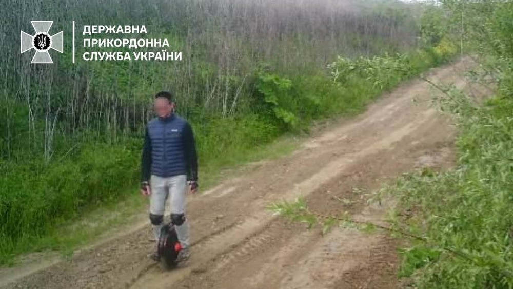 Нетипового порушника затримали прикордонники. Чоловік намагався втекти до Словаччини на ...моноколесі.