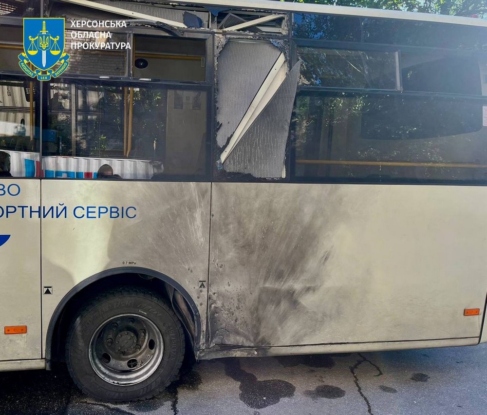 Окупанти вдарили по автобусу з пасажирами у Херсоні і обстріляли багатоповерхівки: 10 поранених (фото)