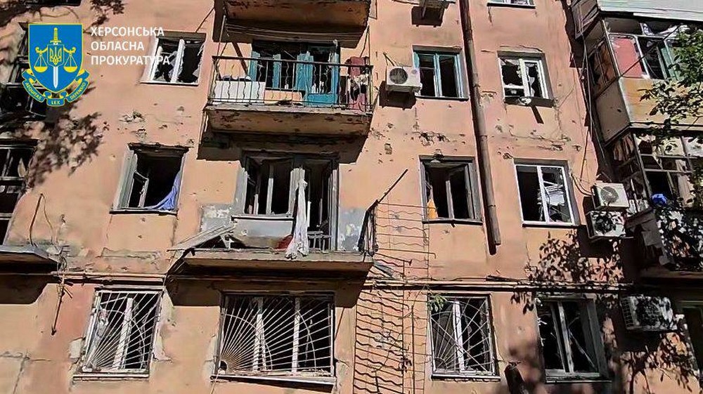 Окупанти вдарили по автобусу з пасажирами у Херсоні і обстріляли багатоповерхівки: 10 поранених (фото)