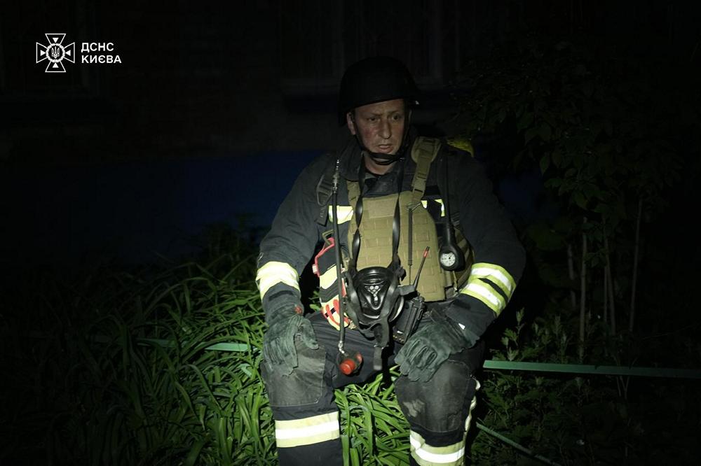 Масована атака на Київ ракетами та дронами - пожежі спалахнули одразу у кількох районах