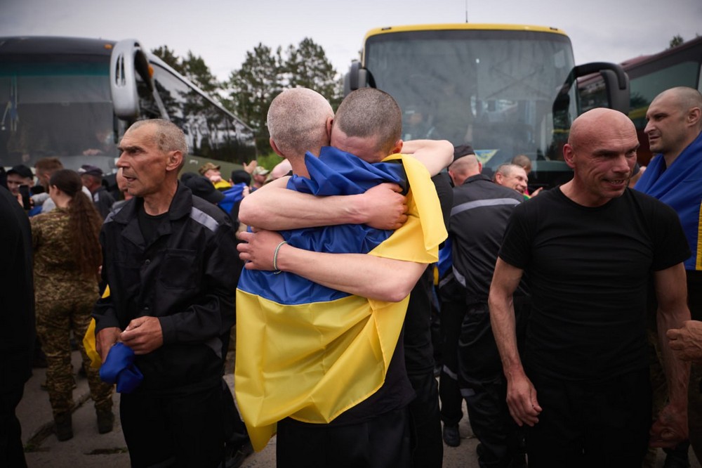 Відбулася третя частина обміну 1000 на 1000: сьогодні повернулися 303 українські захисники 1 Відбулася третя частина обміну 1000 на 1000: сьогодні повернулися 303 українські захисники