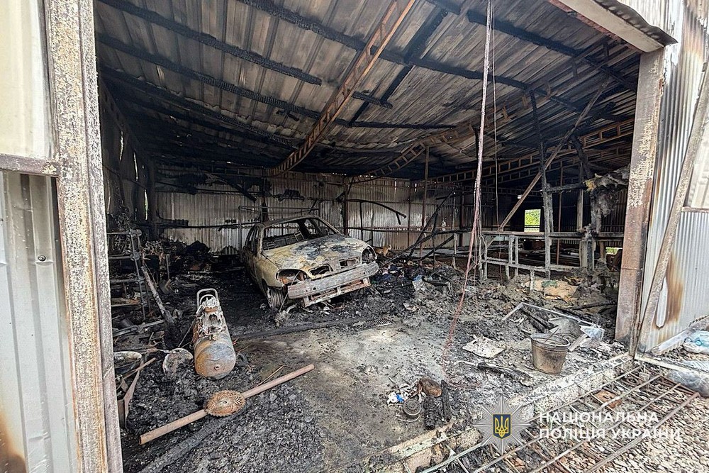 На Нікопольщині ворог вдарив ангару і транспортним засобам, під обстрілами також були Синельниківський і Кам’янський райони – поліція