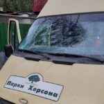 Ворожий дрон атакував авто у Херсоні: поранено 6 комунальників