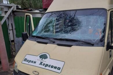 Ворожий дрон атакував авто у Херсоні: поранено 6 комунальників